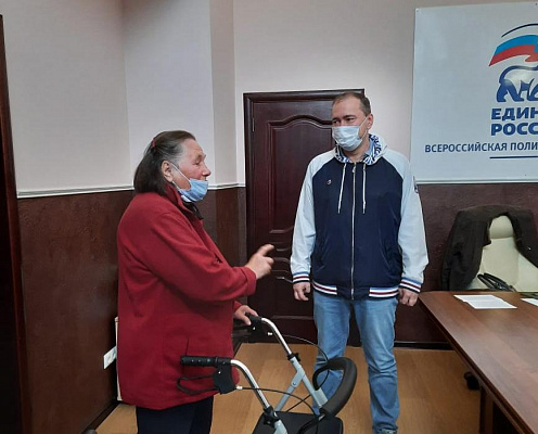 Дмитрий Белик передал жительнице осажденного Севастополя техническое средство реабилитации